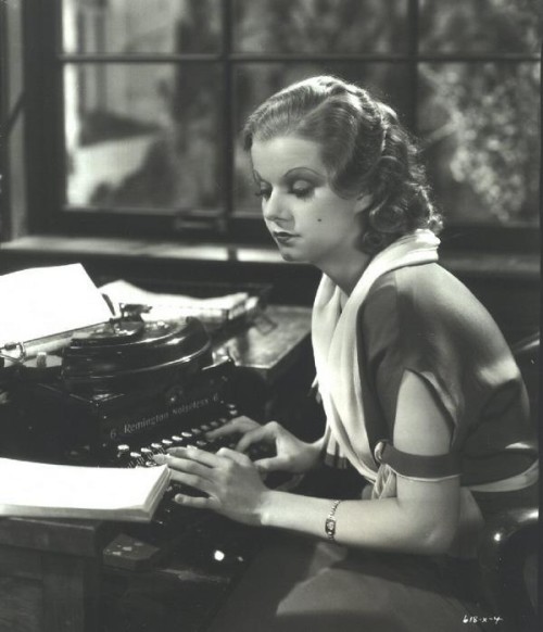 30s 40s woman gorgeous typing