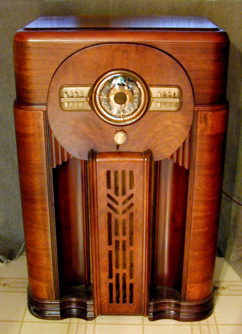 1940s cabinet radio standing